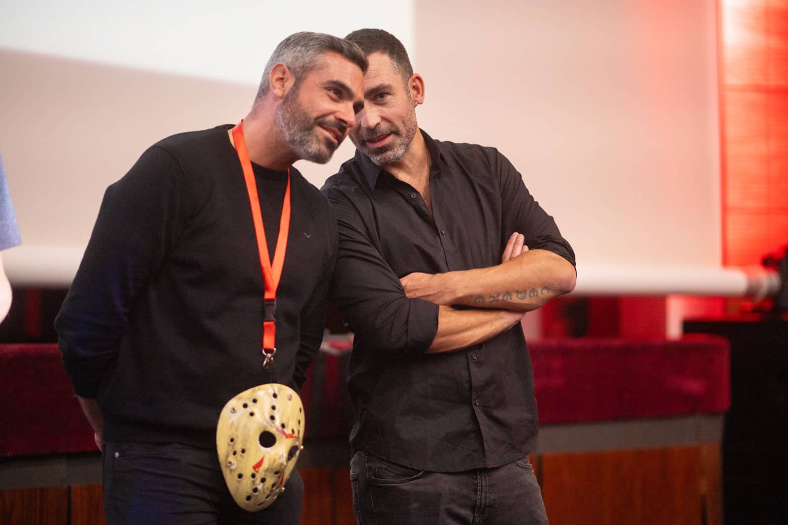 Roberto Montalbo y Tony Morales conversando en presentación de la última jornada del Terrorifícamente Cortos 2024